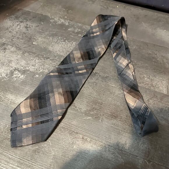 Van Heusen Tie EUC  - Picture 3 of 3